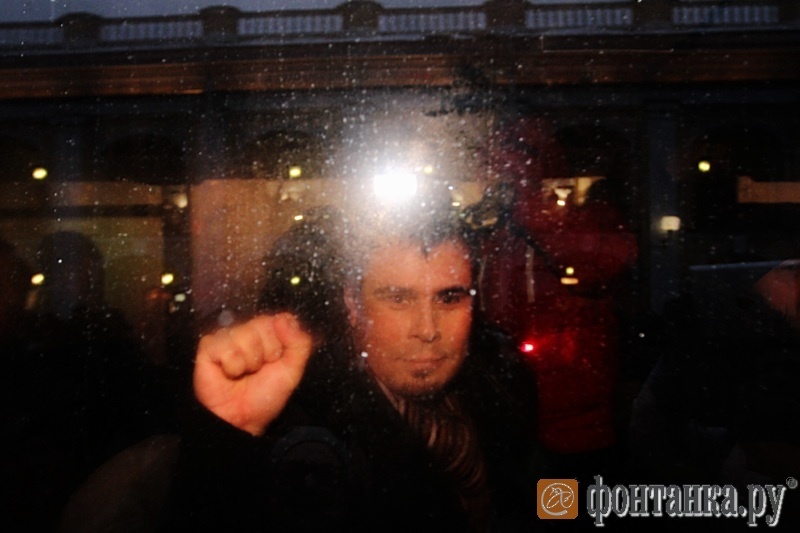 Андрей Двитриев в полицейском автобусе 2013 год